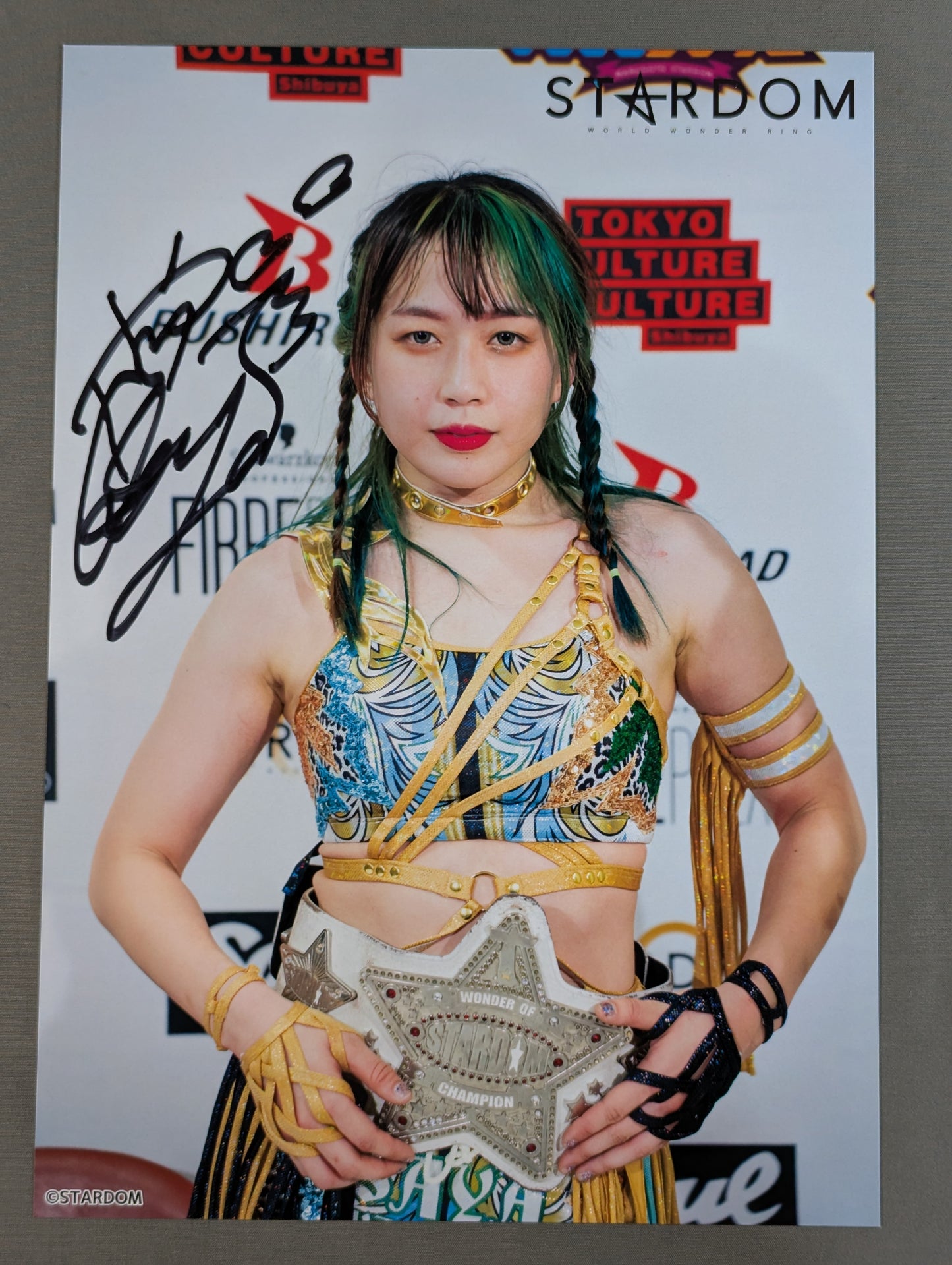 上谷沙弥 直筆サイン入り スターダムポートレート(D-8)