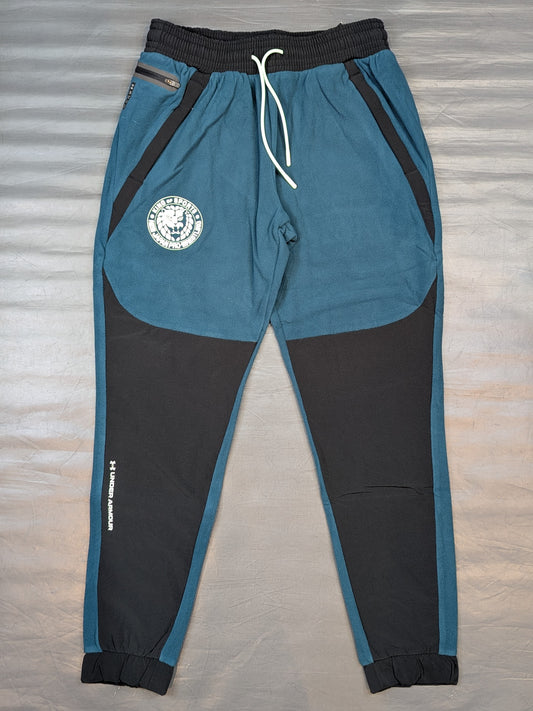 新日本プロレス×UNDER ARMOUR ライオンマーク ラッシュ フリース パンツ(ブルーグリーン×ブラック)