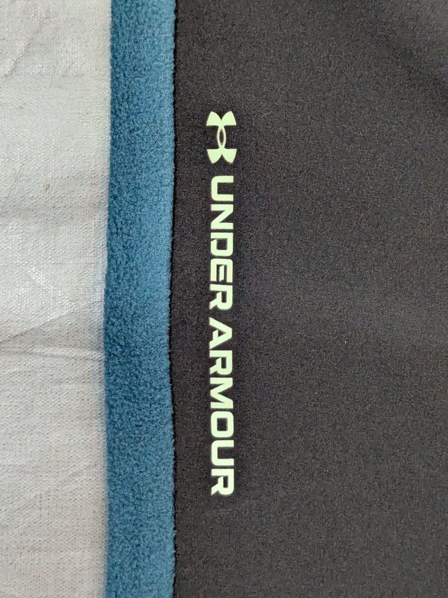 New Japan Pro Wrestling × UNDER ARMOUR Lion Mark  Lash Fleece Pants (Blue-Green× Black)