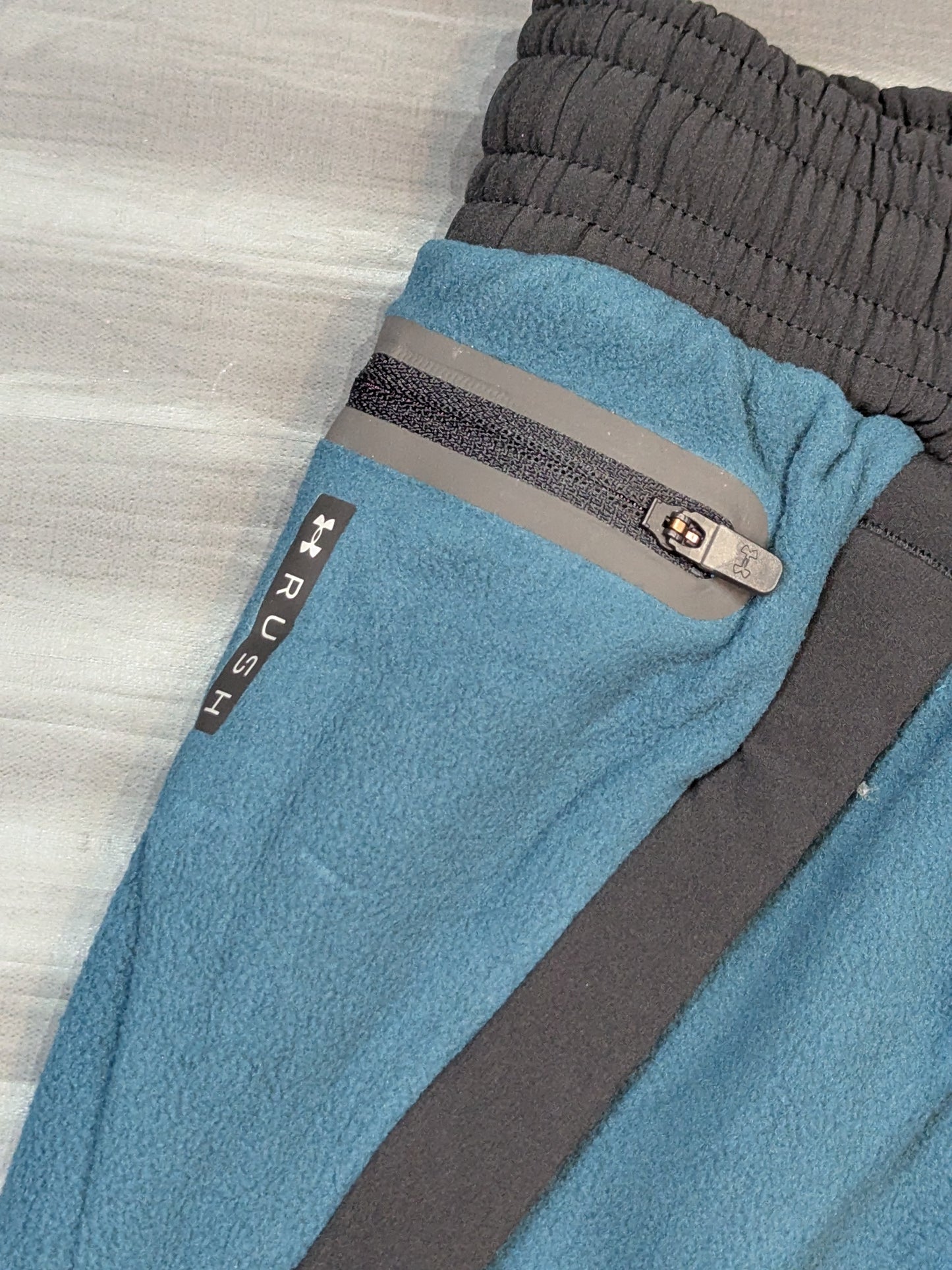 New Japan Pro Wrestling × UNDER ARMOUR Lion Mark  Lash Fleece Pants (Blue-Green× Black)