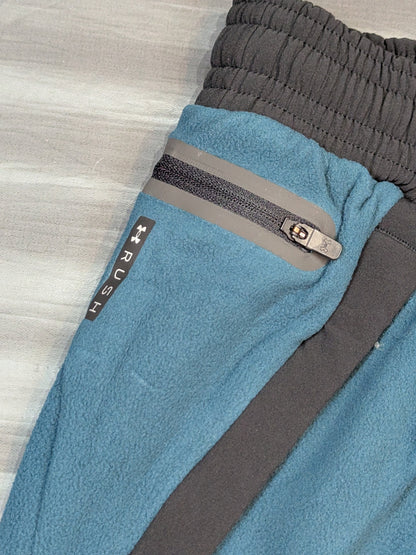New Japan Pro Wrestling × UNDER ARMOUR Lion Mark  Lash Fleece Pants (Blue-Green× Black)
