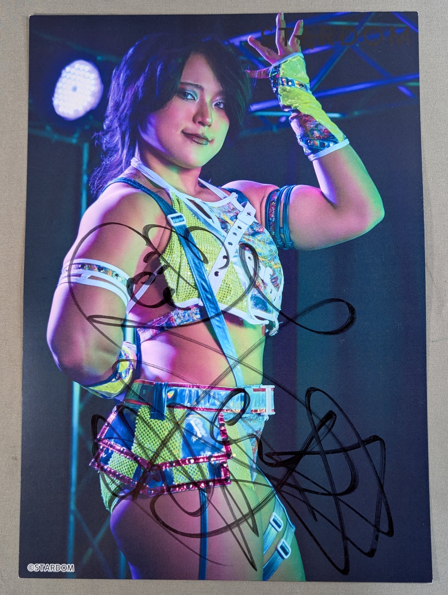 飯田沙耶 直筆サイン入り スターダムポートレート(B-4)