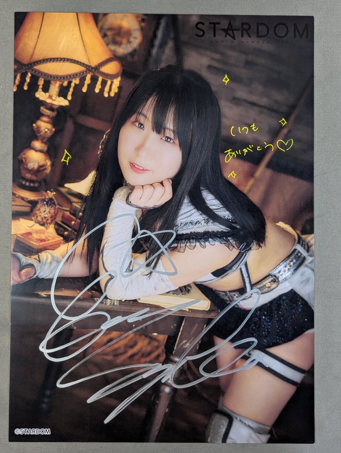 玖麗さやか 直筆サイン入り スターダムポートレート(C-4)