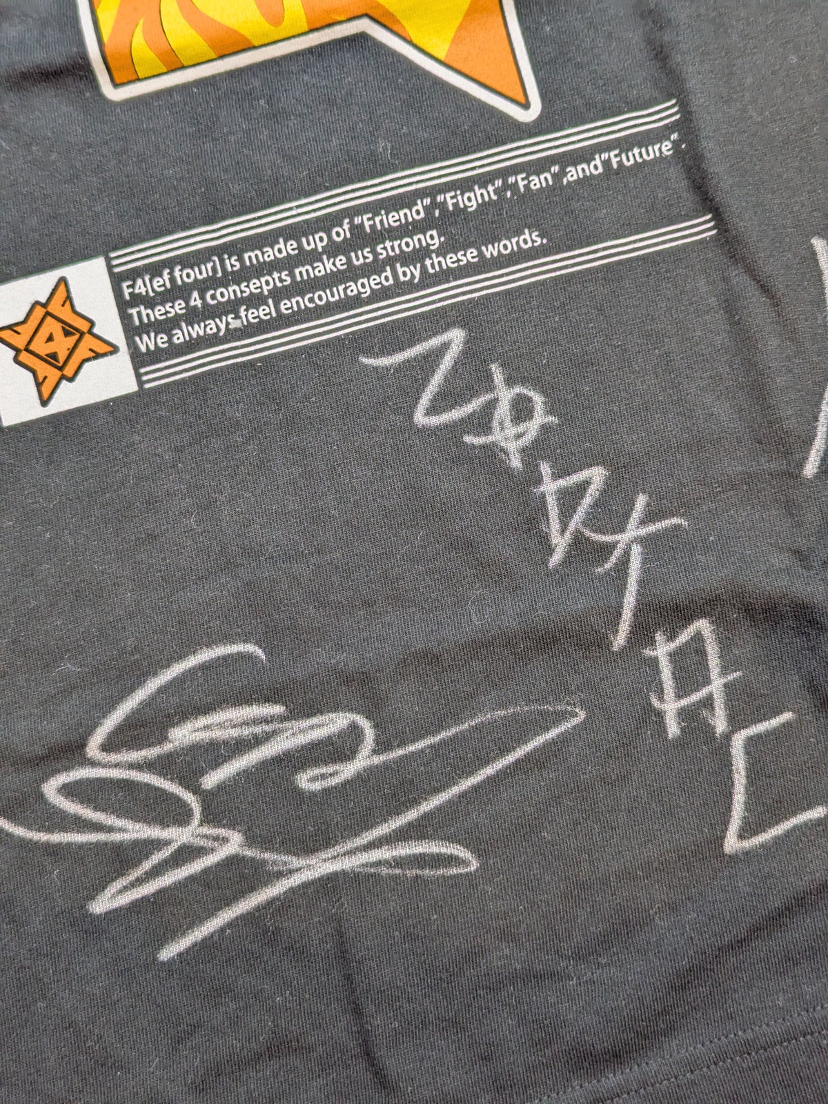 【3選手直筆サイン入り】F4「ファイヤーパターン」Tシャツ(ブラック)