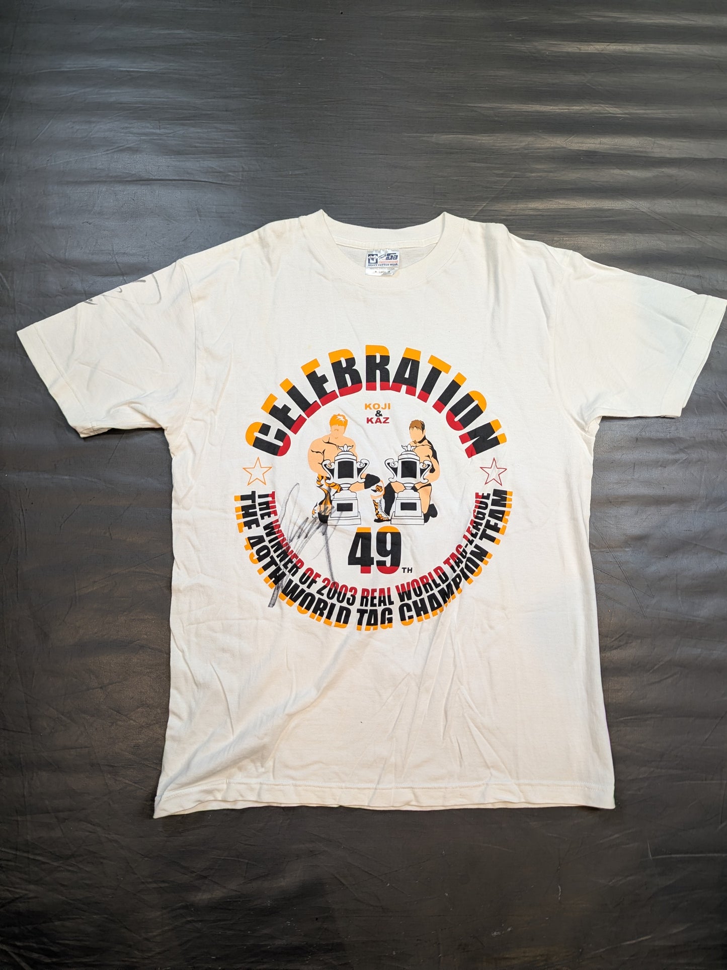 【直筆Wサイン入り】小島聡＆カズ・ハヤシ「CELEBRATION」Tシャツ