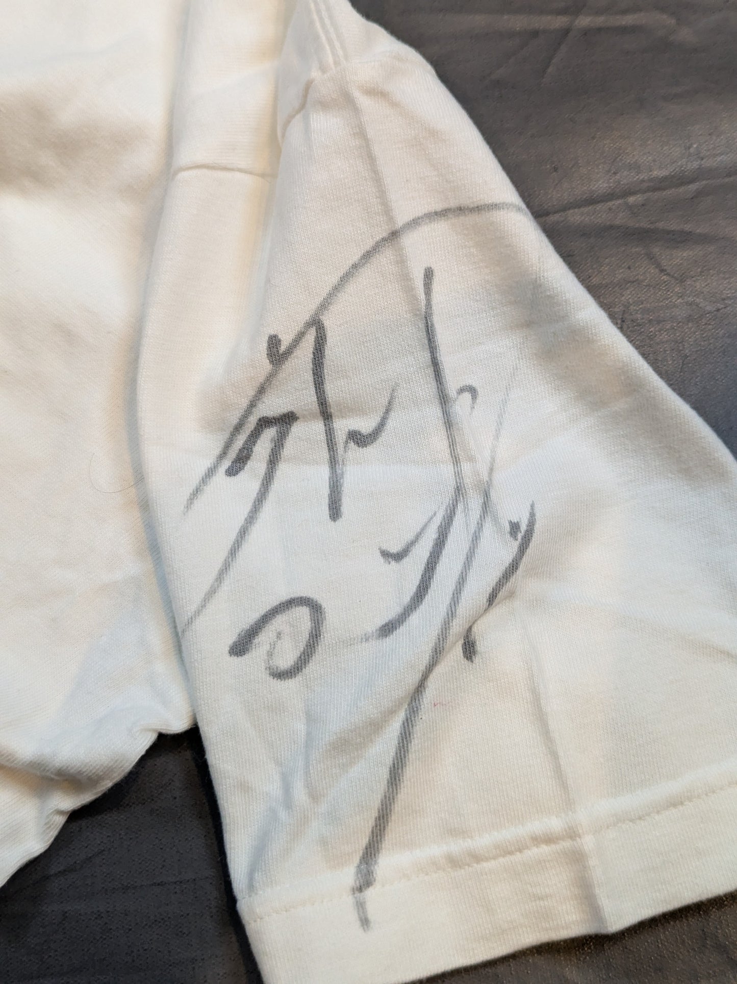 【直筆Wサイン入り】小島聡＆カズ・ハヤシ「CELEBRATION」Tシャツ