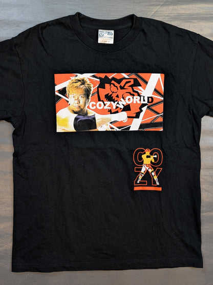 小島聡「COZY WORLD」ピクチャーTシャツ