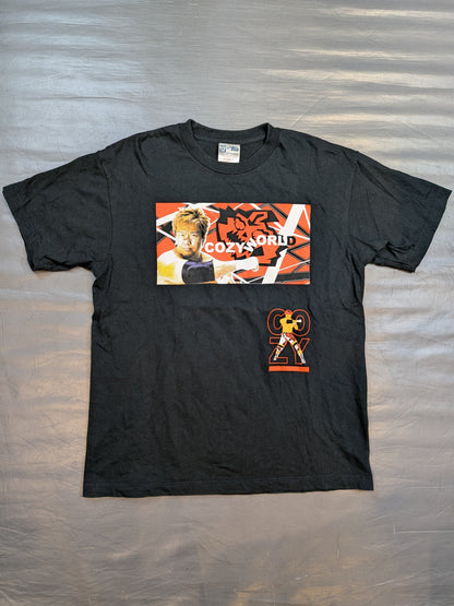 小島聡「COZY WORLD」ピクチャーTシャツ