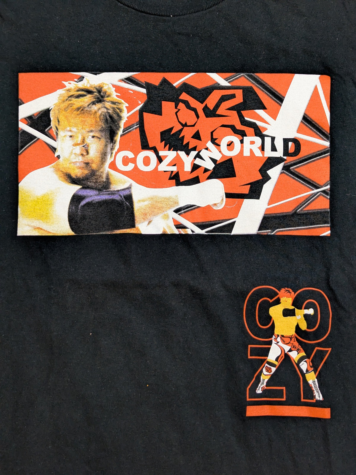 小島聡「COZY WORLD」ピクチャーTシャツ