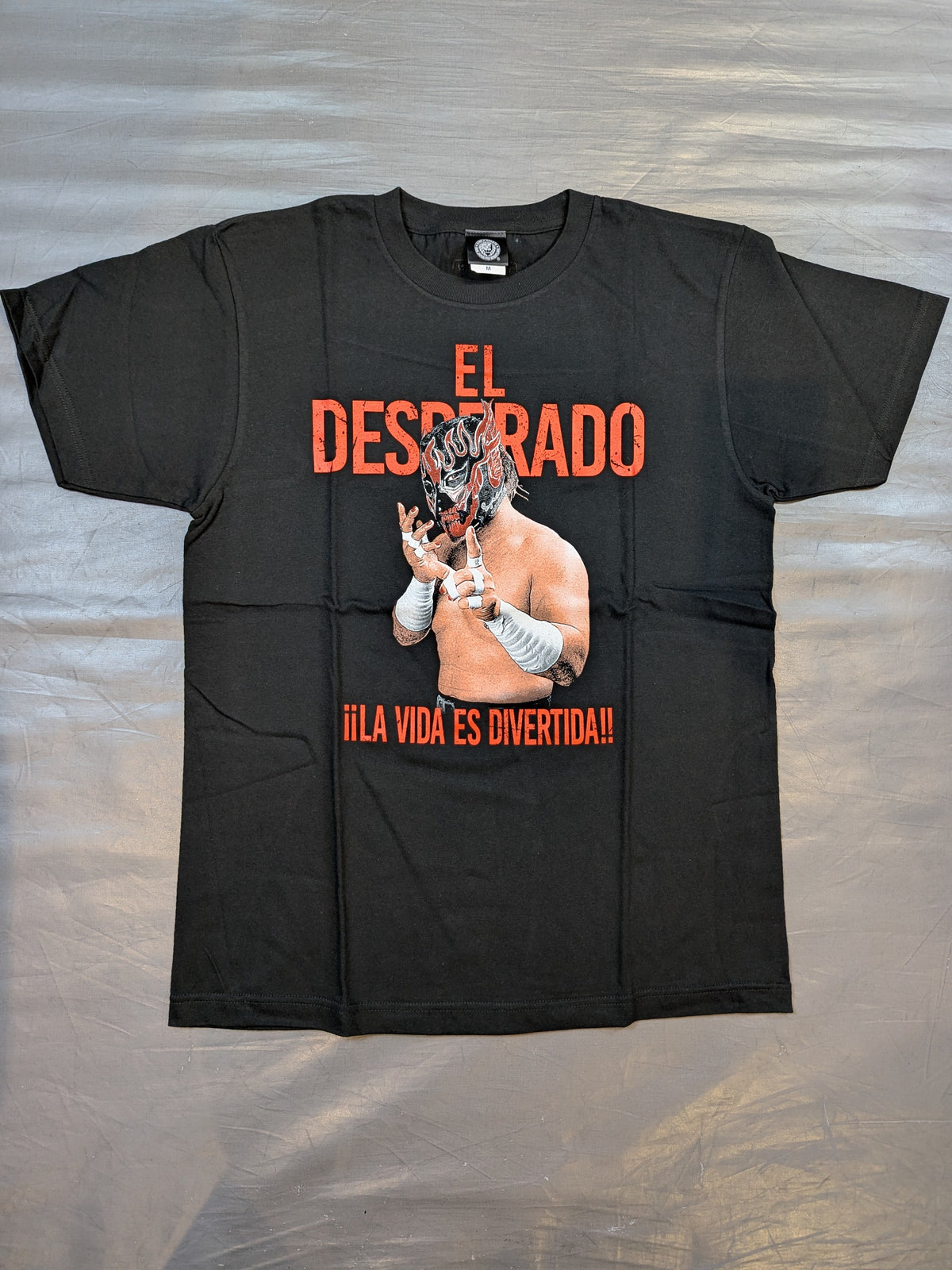 エル・デスペラード「LA VIDA ES DIVERTIDA」Tシャツ①(ブラック×レッド)