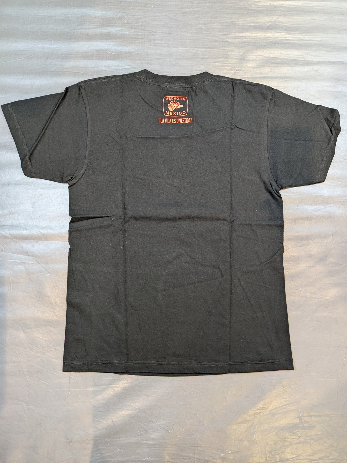 エル・デスペラード「LA VIDA ES DIVERTIDA」Tシャツ①(ブラック×レッド)