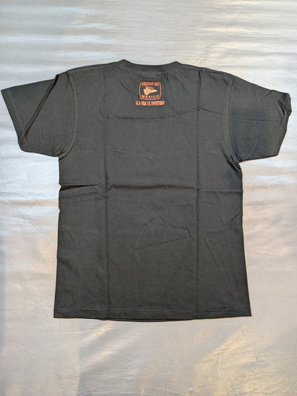 エル・デスペラード「LA VIDA ES DIVERTIDA」Tシャツ①(ブラック×レッド)
