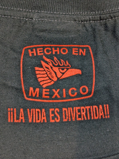 エル・デスペラード「LA VIDA ES DIVERTIDA」Tシャツ①(ブラック×レッド)