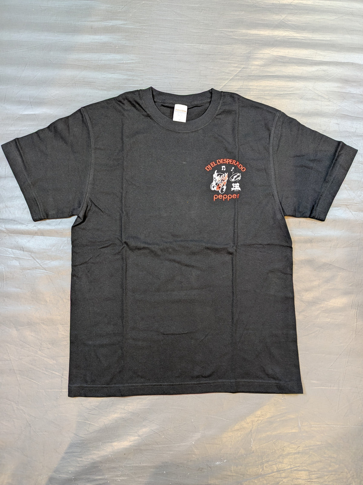 新日本プロレス×Pepper PARLOR エル・デスペラード「DJスタイル」Tシャツ
