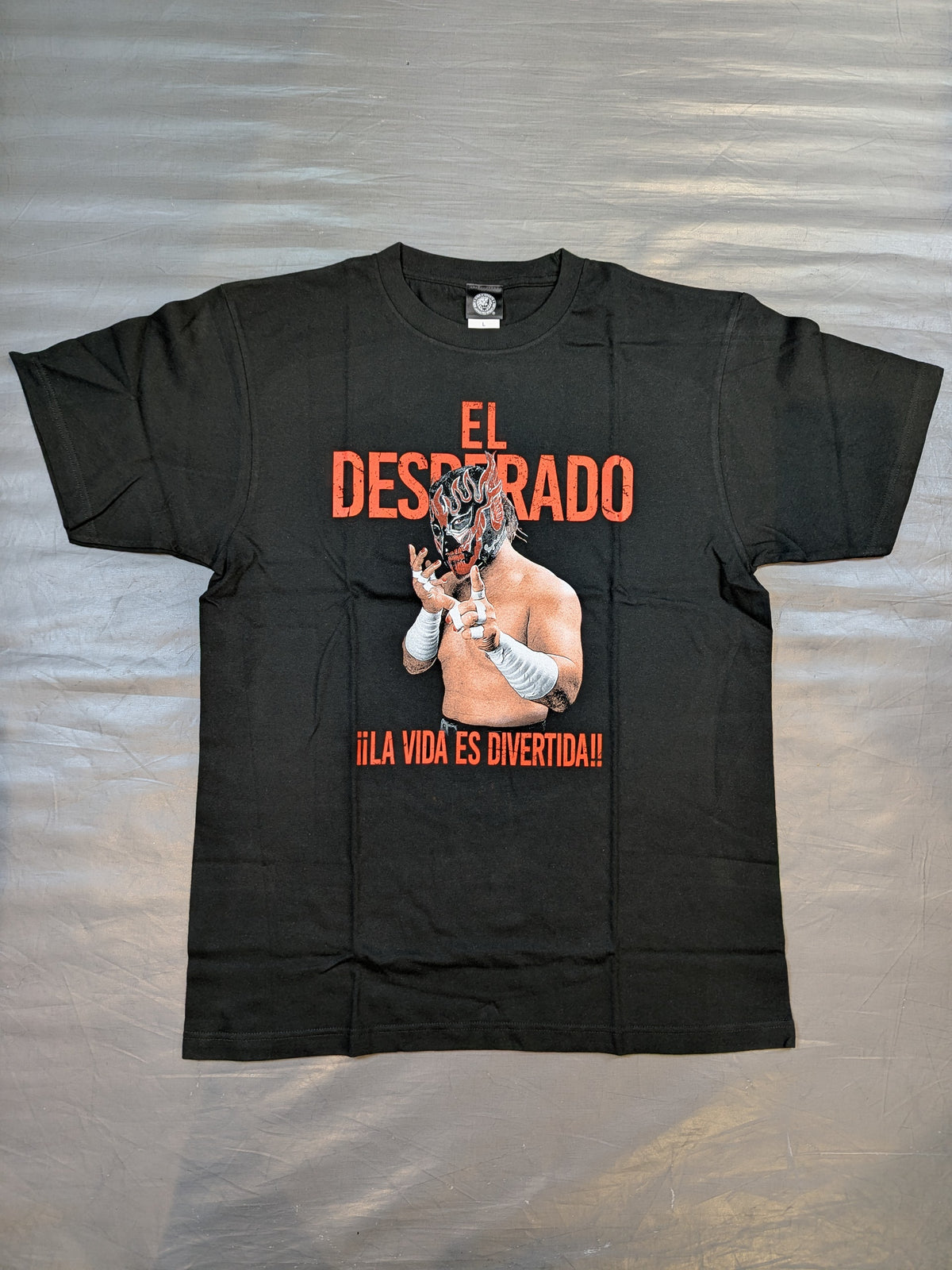 エル・デスペラード「LA VIDA ES DIVERTIDA」Tシャツ②(ブラック×レッド)