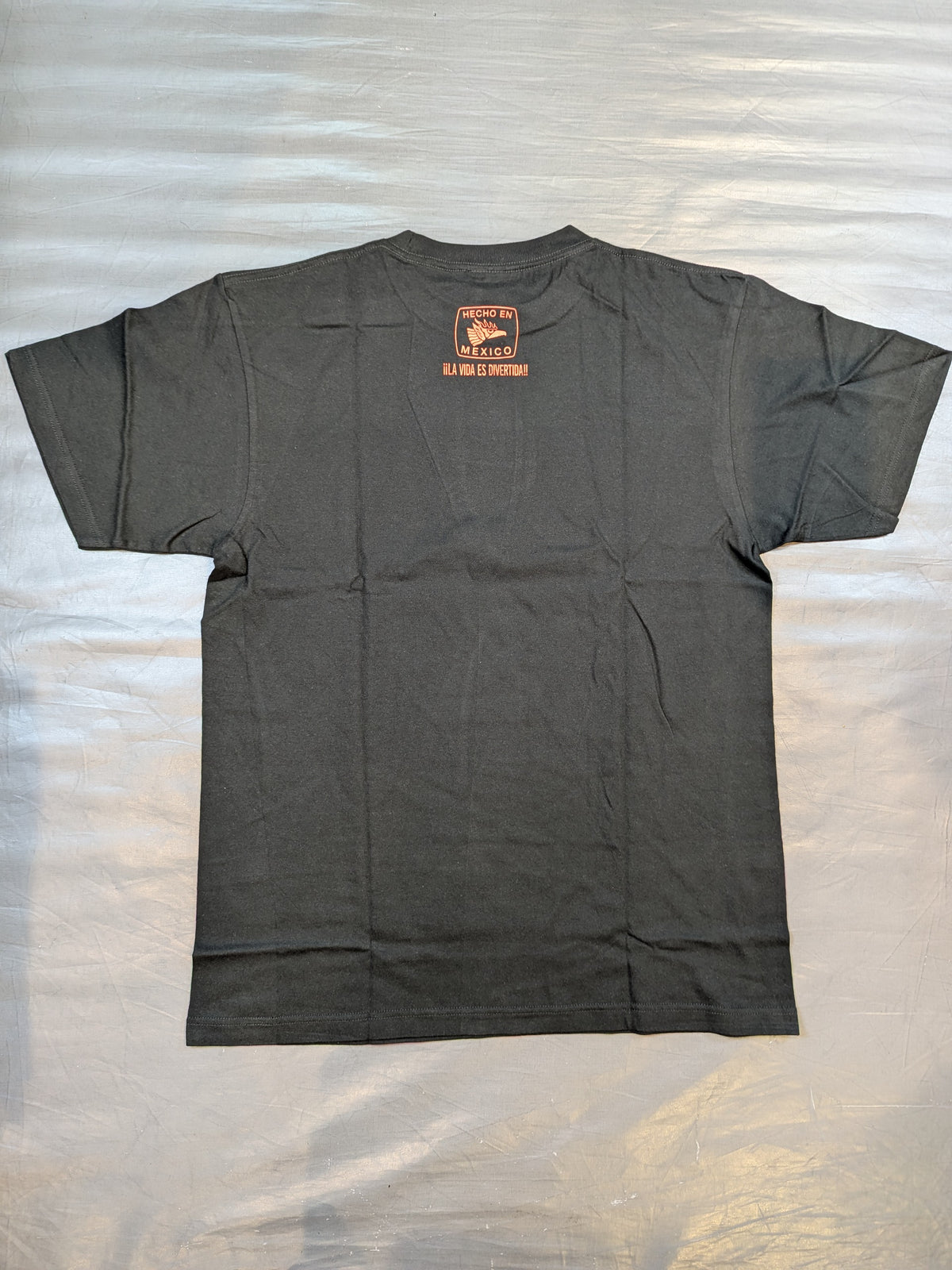 エル・デスペラード「LA VIDA ES DIVERTIDA」Tシャツ②(ブラック×レッド)