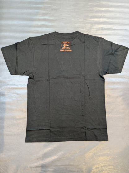 エル・デスペラード「LA VIDA ES DIVERTIDA」Tシャツ②(ブラック×レッド)