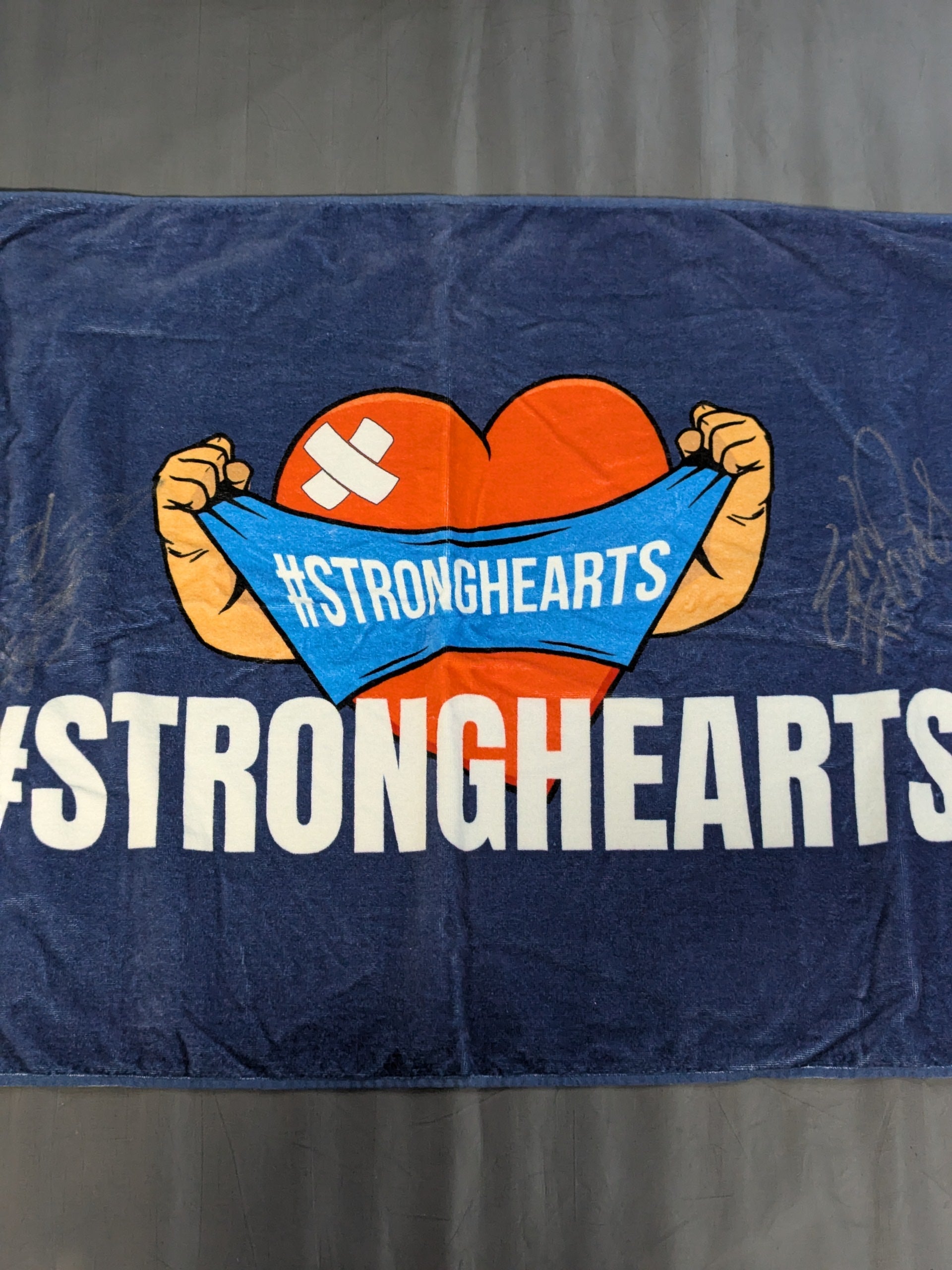 2選手直筆サイン入り】#STRONGHEARTS LOGO 応援バスタオル – 闘道館