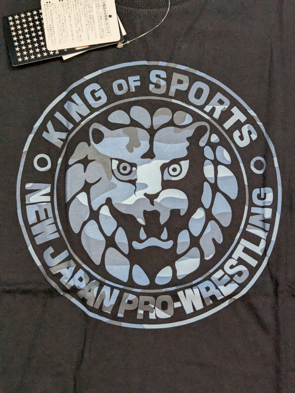 新日本プロレス×しまむら ライオンマーク Tシャツ③(ブラック×青迷彩)