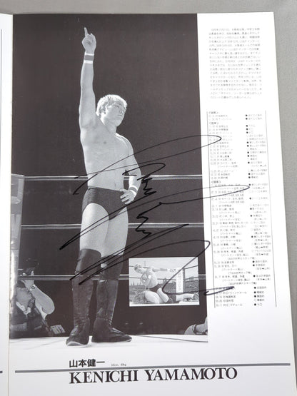 [10 fighters hand signed autograph ] UWF ROAD