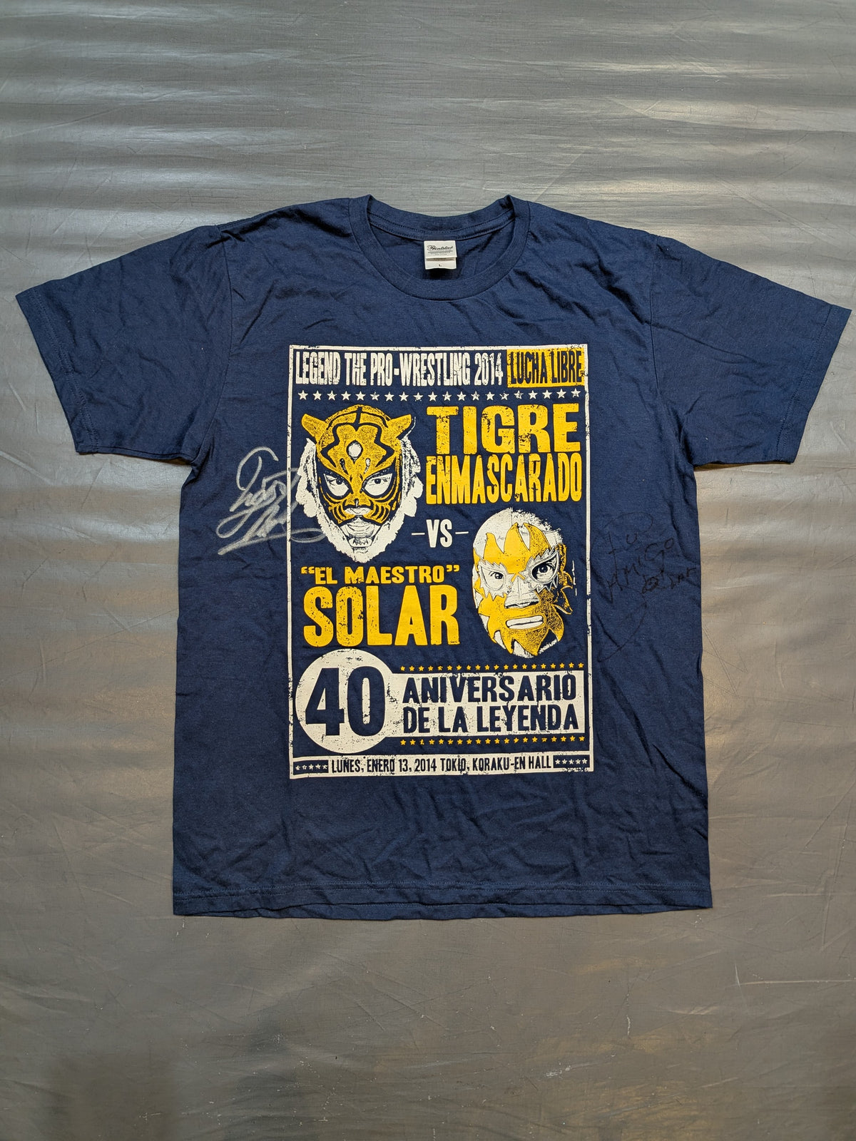 [2 hand signed autographs] First Tiger Mask vs El Solar  Picture T-Shirt