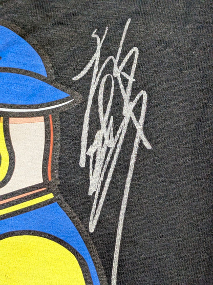 【直筆Wサイン入り】くいしんぼう仮面×菊タロー×中川カ～ル氏「BATTLE OF TRADITION」コラボイラストTシャツ