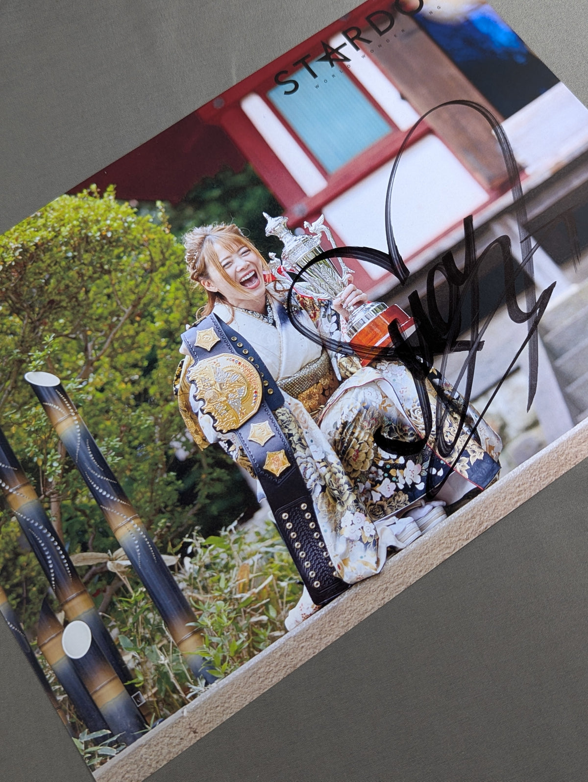 ★IWGP★ Mayu Iwatani  hand signed autograph  Stardom Pro-Photo  (C-2)