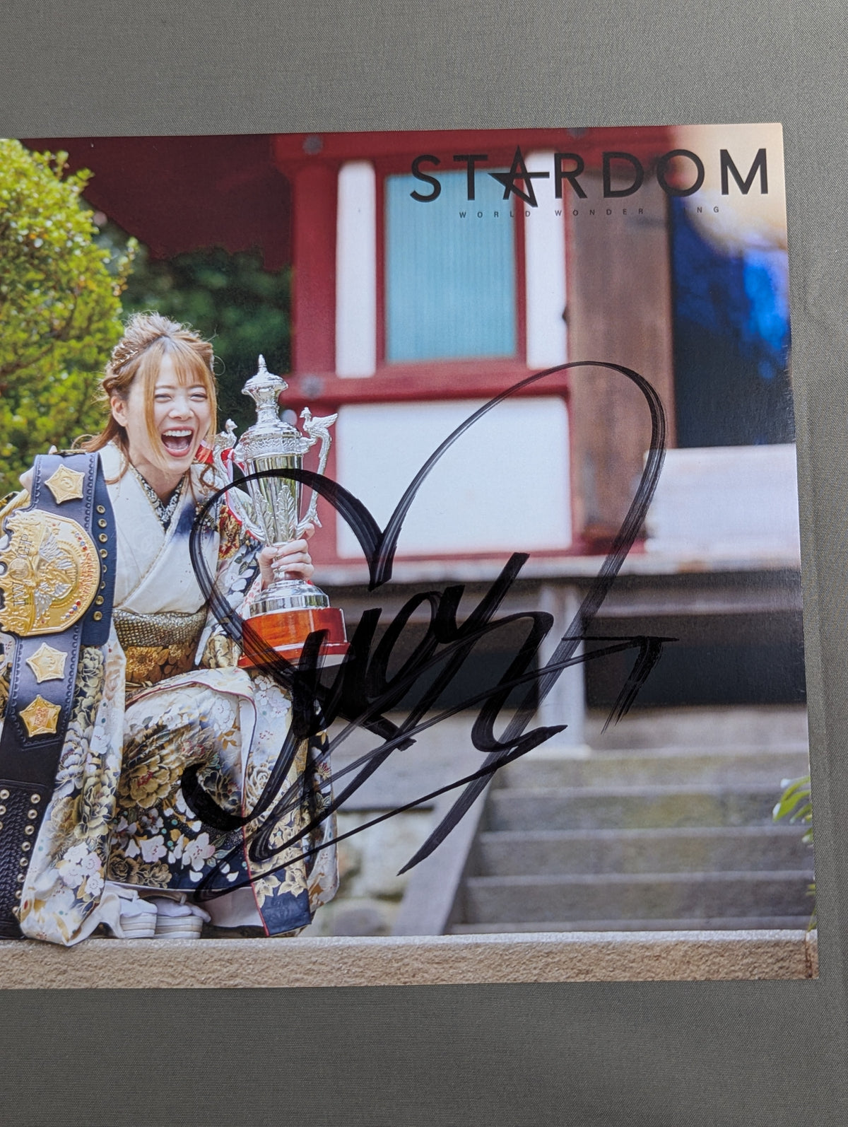 ★IWGP★ Mayu Iwatani  hand signed autograph  Stardom Pro-Photo  (C-2)