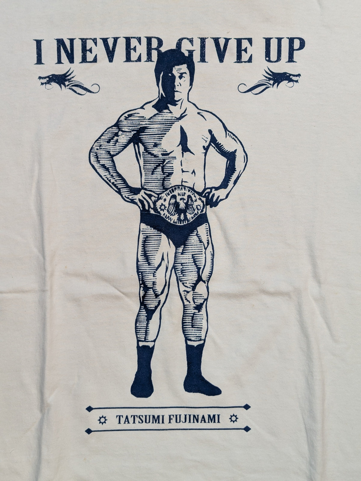 Tatsumi Fujinami  "I NEVER GIVE UP" Picture T-Shirt (White× Navy)