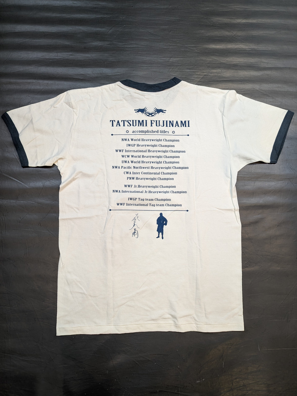 Tatsumi Fujinami  "I NEVER GIVE UP" Picture T-Shirt (White× Navy)