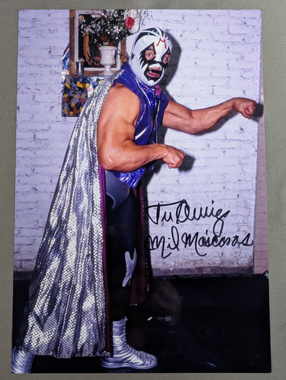 Mil Mascaras  hand signed autograph Pro-Photo  (1)