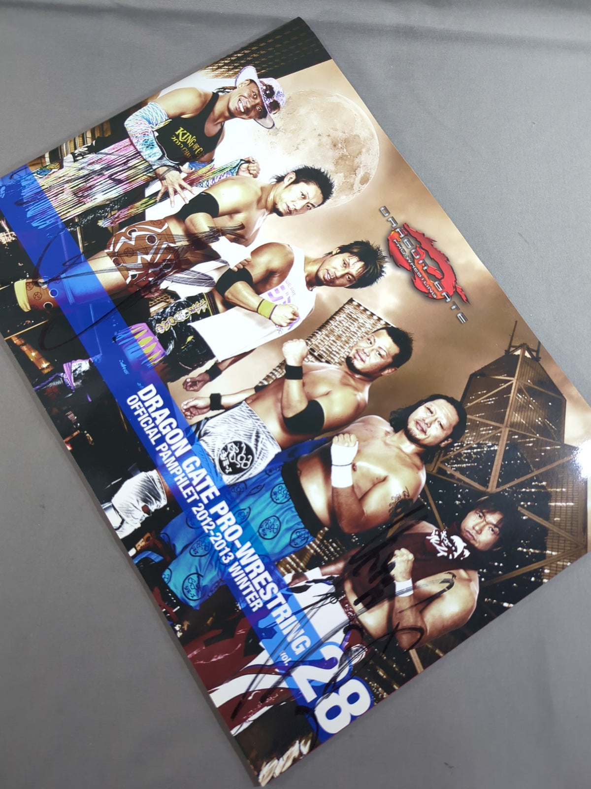 [6 fighters hand signed autograph ] 2012-2013 DRAGON GATE OFFICIAL PAMPHLET Vol.28