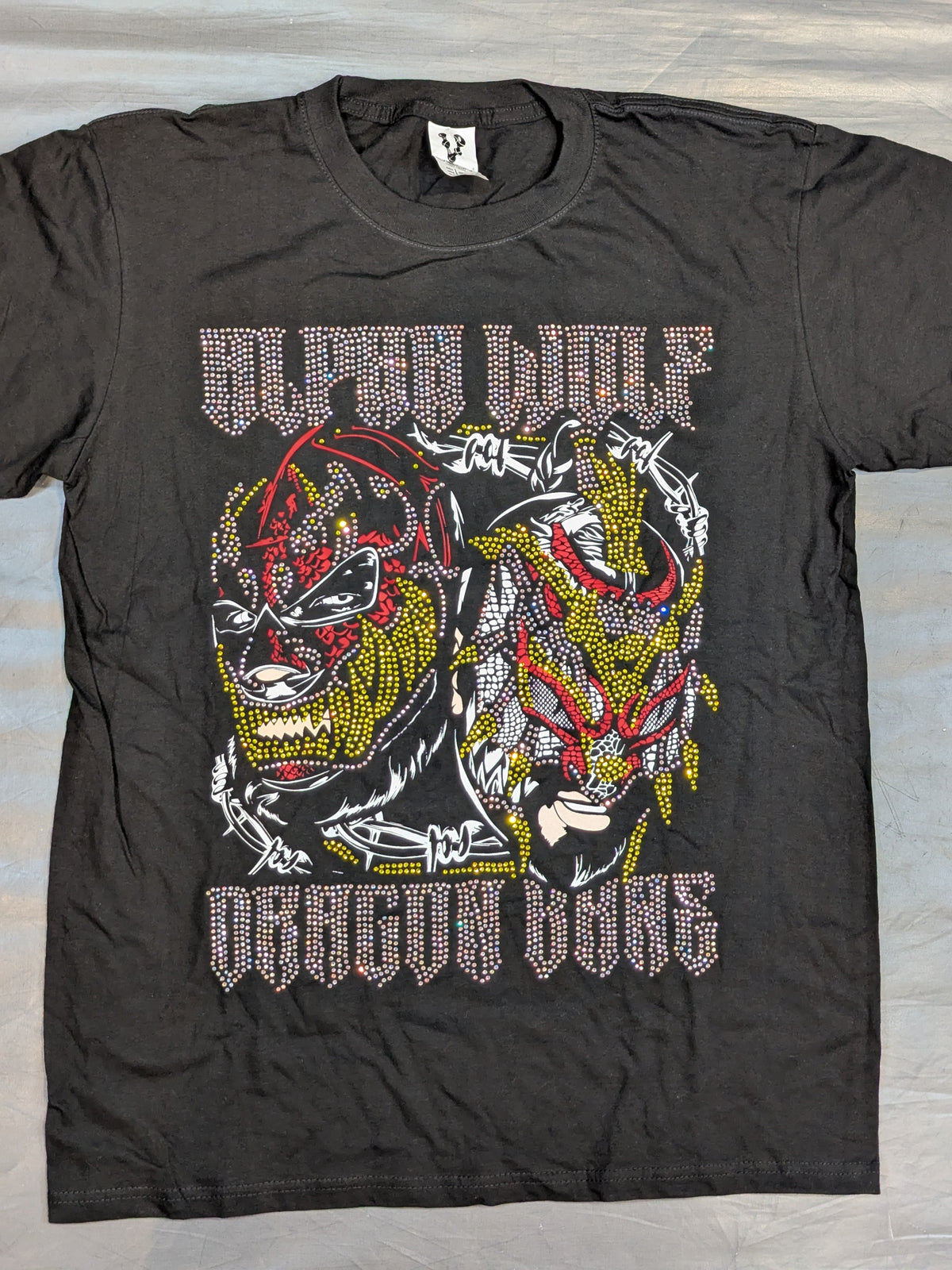 アルファ・ウルフ＆ドラゴン・ベイン スパンコールイラストTシャツ(ブラック)