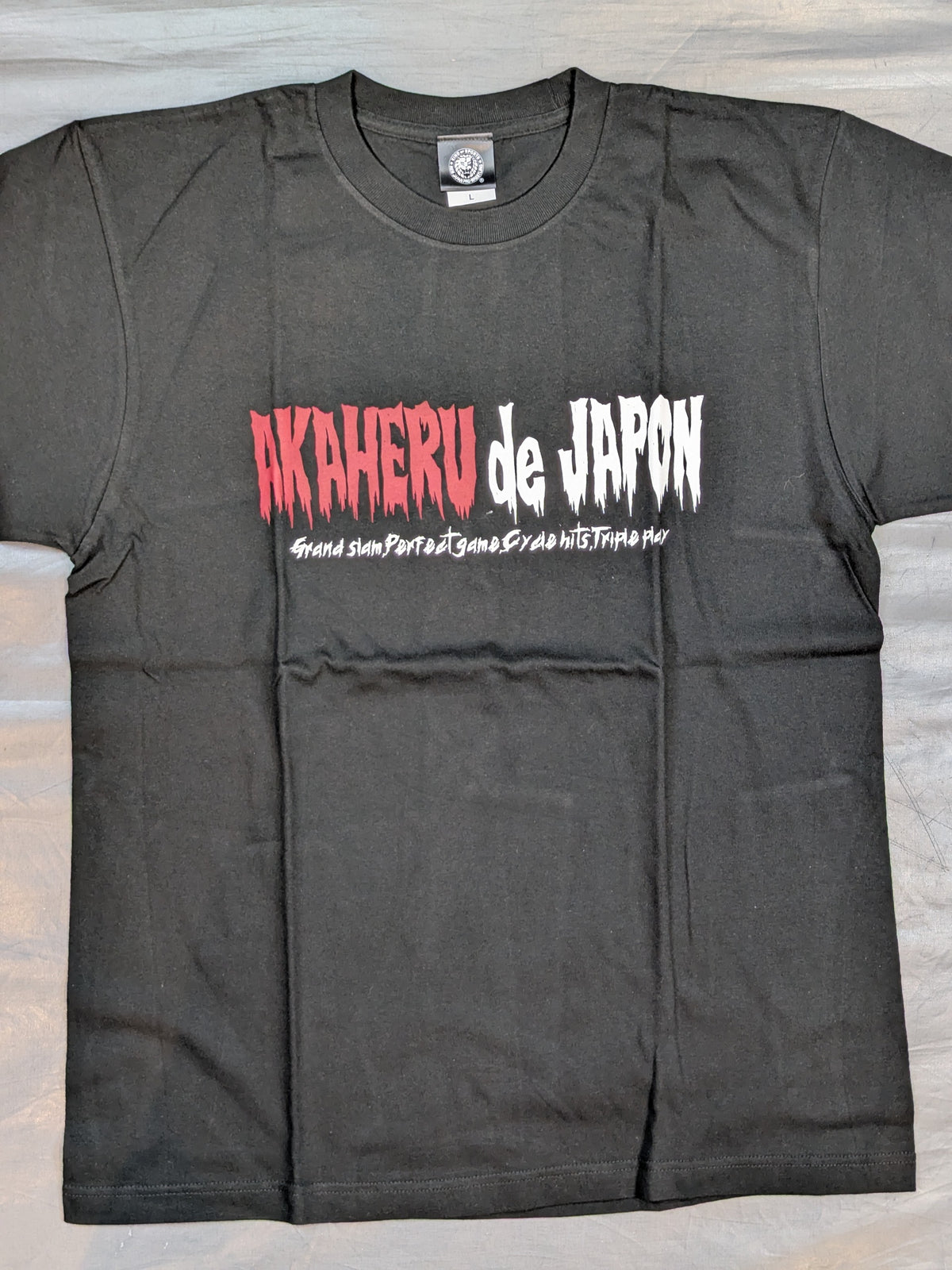 Hiroshima Toyo Carp × Tetsuya Naito 'AKAHERU de JAPON' Collaboration T-Shirt (2) (Black)