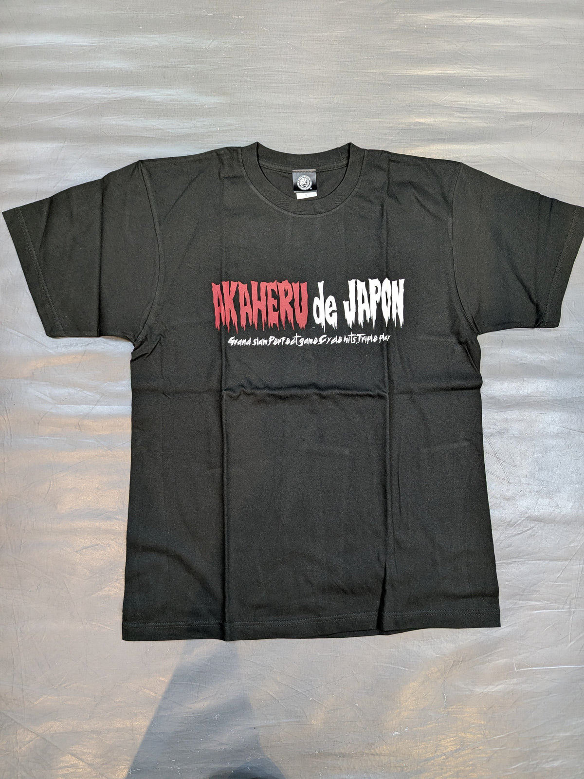 Hiroshima Toyo Carp × Tetsuya Naito 'AKAHERU de JAPON' Collaboration T-Shirt (2) (Black)