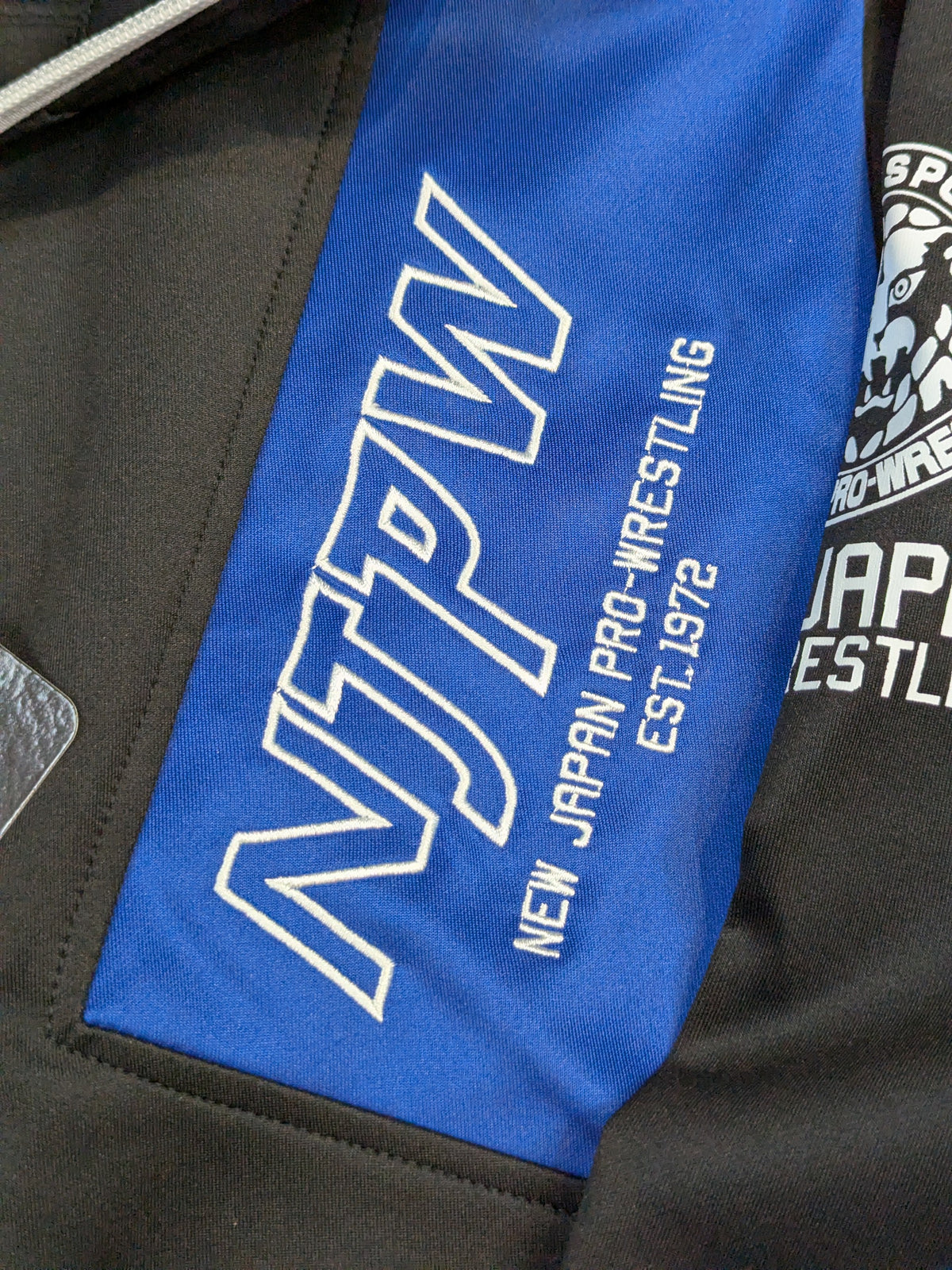 新日本プロレス×SOUL セットアップジャージ(2023/ブラック×ブルー)