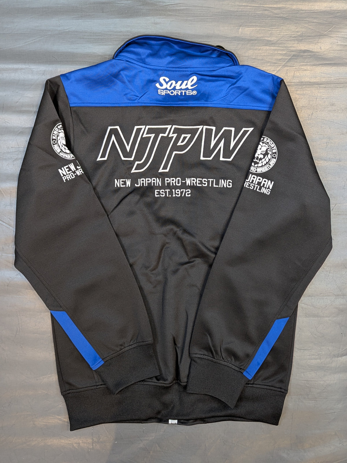 新日本プロレス×SOUL セットアップジャージ(2023/ブラック×ブルー)