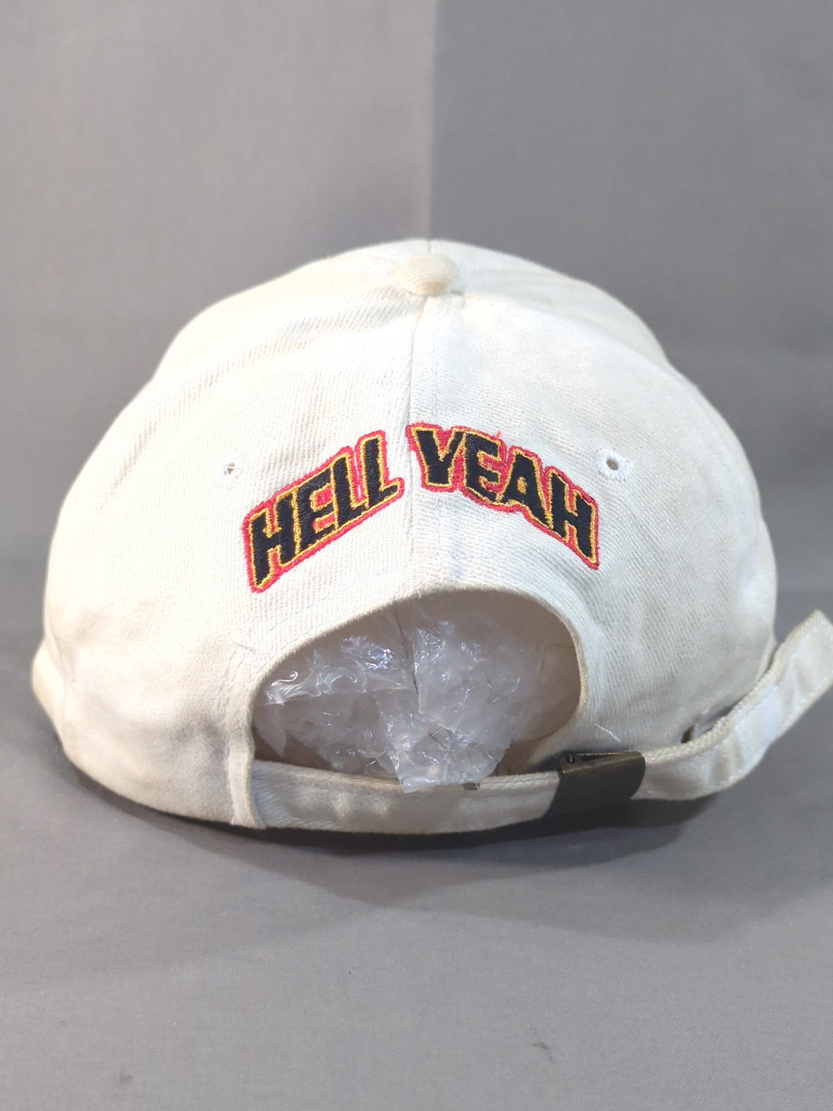 ストーン・コールド・スティーブ・オースチン「HELL YEAH」キャップ②(WWF/ホワイト)
