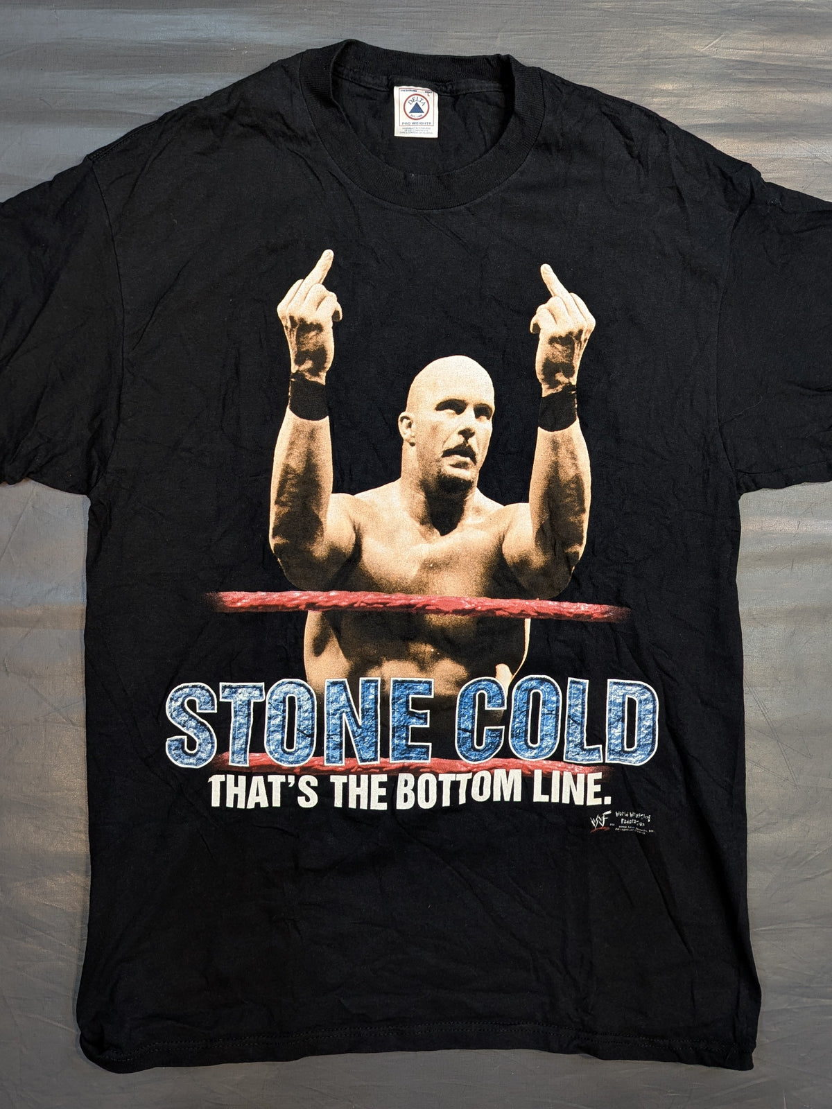 ストーン・コールド・スティーブ・オースチン「THAT'S THE BOTTOM LINE.」ピクチャーTシャツ(WWF(1998) / ブラック)
