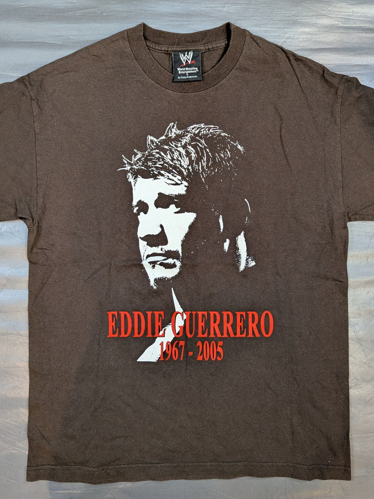 エディ・ゲレロ「1967-2005」Tシャツ(WWE(2005) / ブラウン)