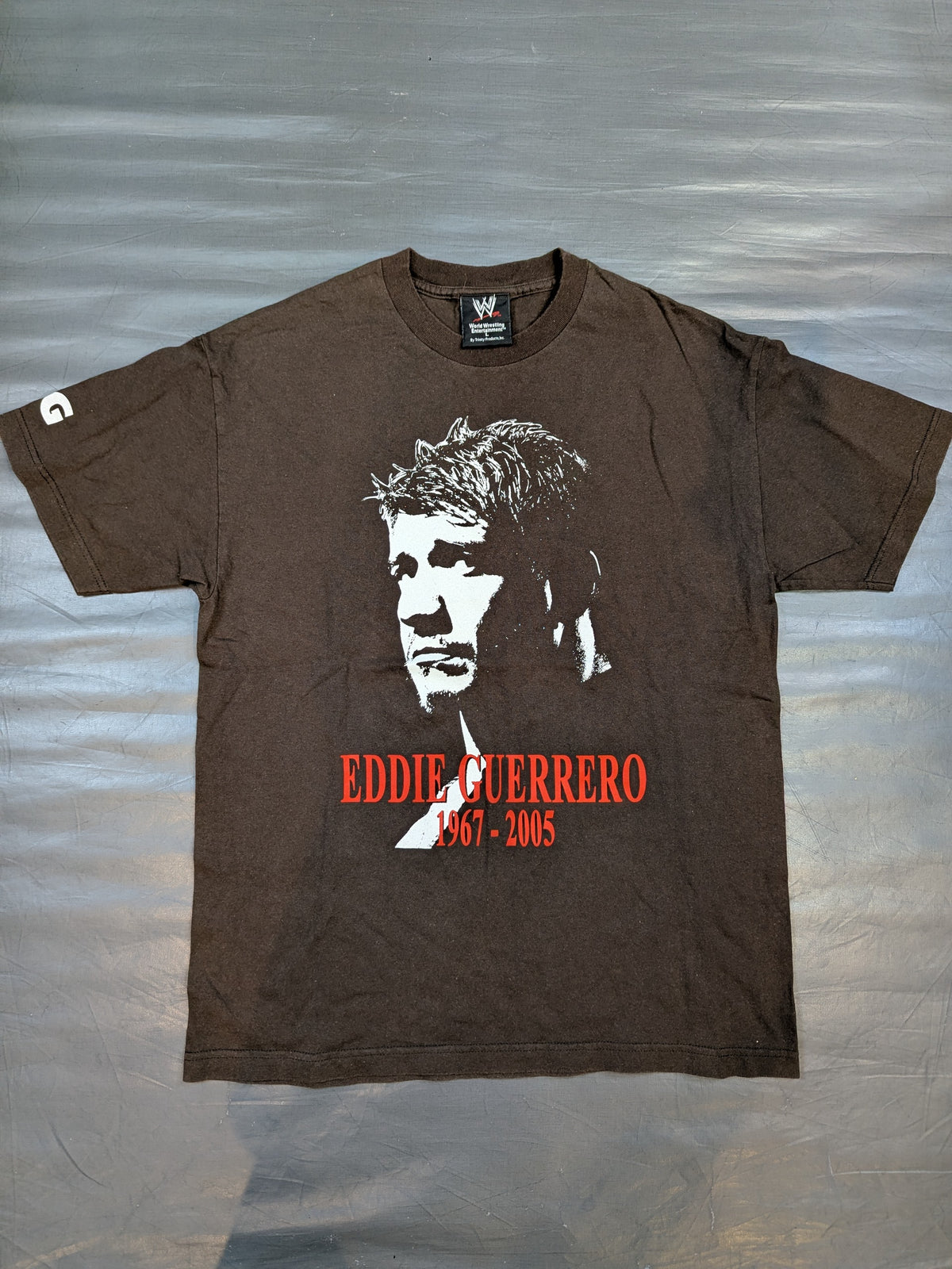 エディ・ゲレロ「1967-2005」Tシャツ(WWE(2005) / ブラウン)