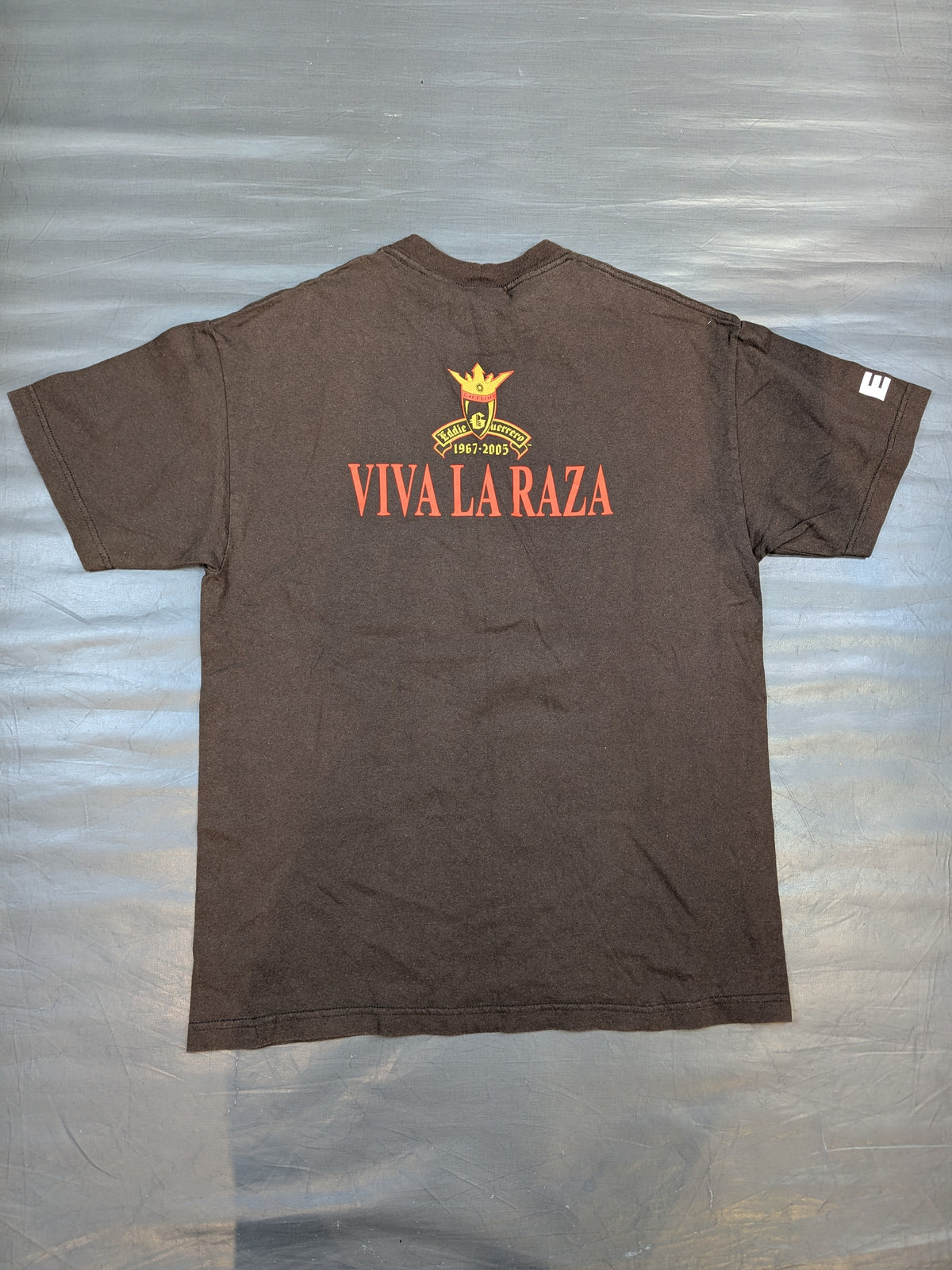 エディ・ゲレロ「1967-2005」Tシャツ(WWE(2005) / ブラウン)