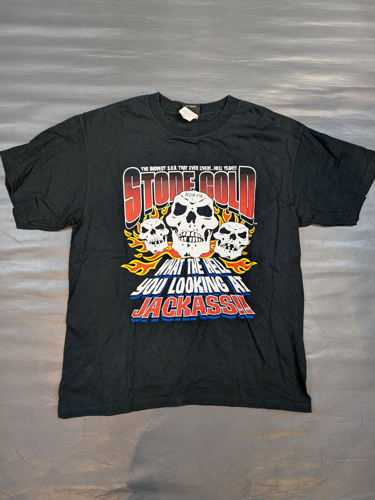 ストーン・コールド・スティーブ・オースチン「WHAT A HELL YOU LOOKING AT JACK ASS!!」Tシャツ(WWF(2000) / ブラック)