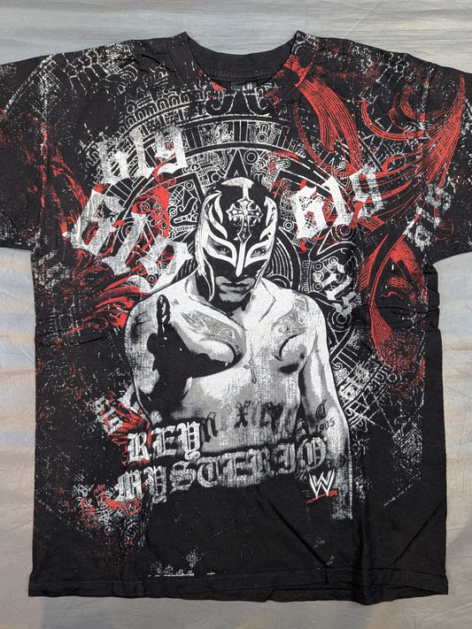 レイ・ミステリオ「619」ピクチャーTシャツ(WWE(2010s) / ブラック)