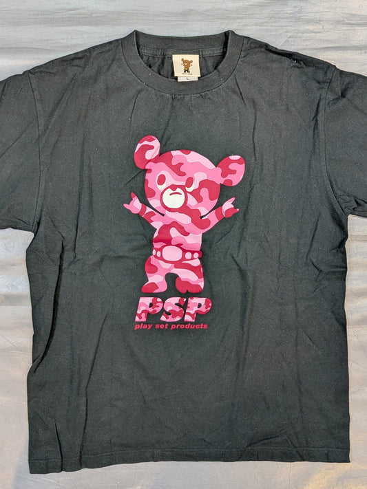 武藤敬司「武藤ベアー」Tシャツ②(プロレスLOVE / ブラック×ピンク迷彩)