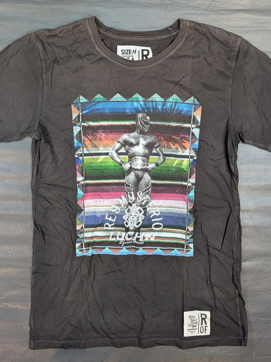 レイ・ミステリオ「LUCHA」ピクチャーTシャツ(WWE(2010s) / チャコール)