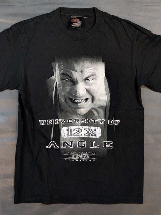 カート・アングル「UNIVERSITY OF 12X ANGLE」ピクチャーTシャツ(ブラック)
