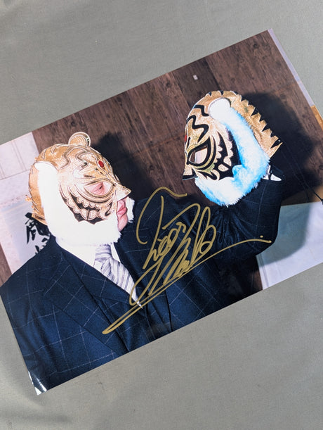 初代タイガーマスク 直筆サイン入り大判写真①