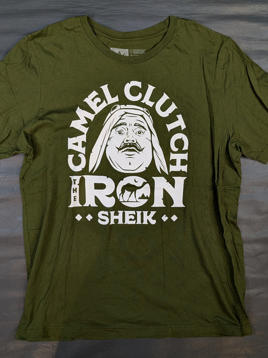 アイアン・シーク「THE CAMEL CLUTCH」イラストTシャツ(WWE(2017) / カーキ)