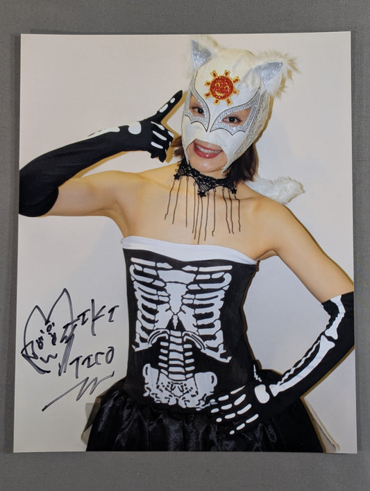 Mikitiko (Miki Motoi) hand signed autograph  Pro-Photo  (A-5)